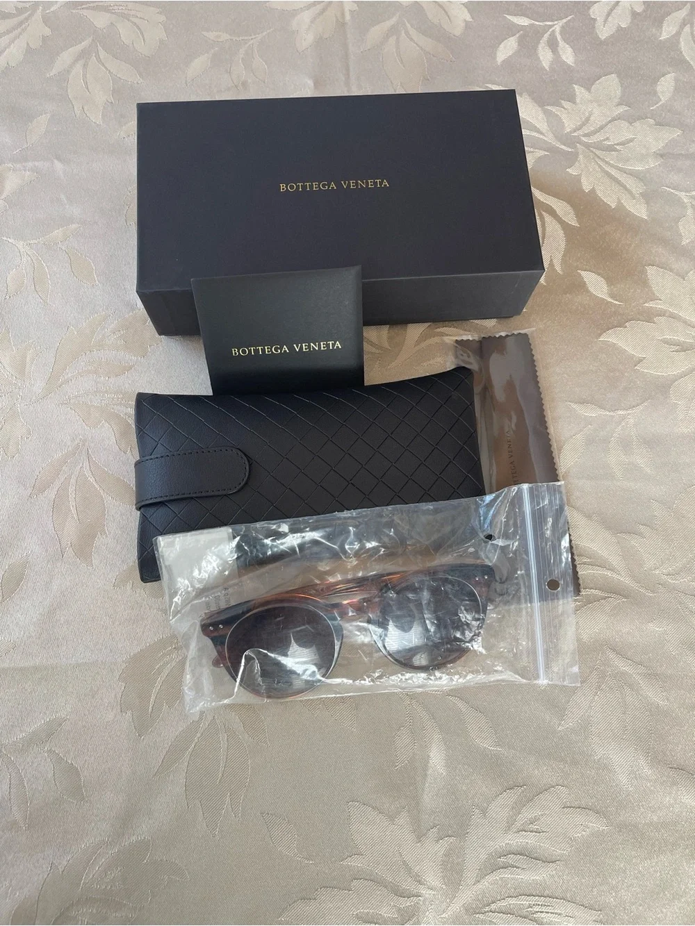 Bottega Veneta Tortoiseshell Round Sunglasses with Brown Gradient Lenses